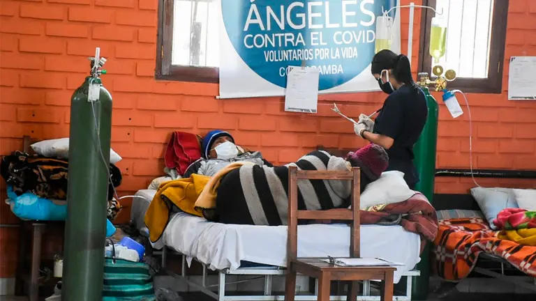 Un paciente con COVID est&aacute; internado en la sede del norte de &Aacute;ngeles Contra el COVID. DICO SOL&Iacute;S, ARCHIVO