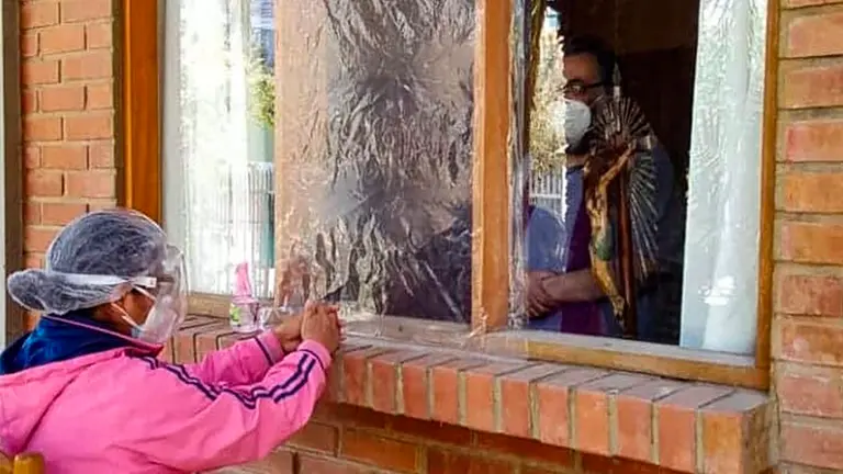 Una creyente se confiesa en el domicilio del padre Marcelo Baz&aacute;n. Facebook de Marcelo Baz&aacute;n