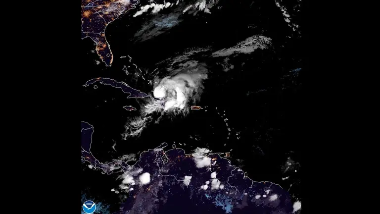 La tormenta Isaías se convirtió este viernes de madrugada en huracán categoría 1 al sur de las Bahamas con vientos máximos sostenidos de hasta 130 kilómetros por hora, según informó el NHC. EFE