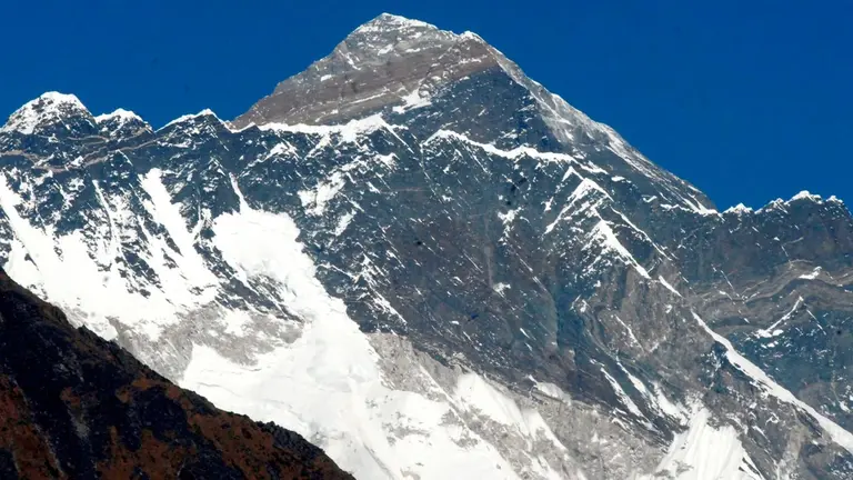 Nepal reabre el Everest tras cuatro meses cerrado por la COVID-19.  EFE