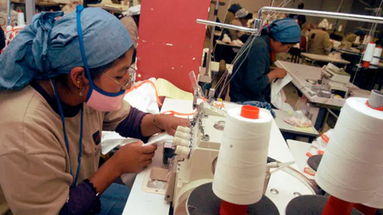 Mujeres trabajando en una textilera