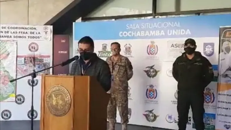 El responsable de Vigilancia Epidemiol&oacute;gica del SEDES, Rub&eacute;n Castillo, brinda informe en la sala situacional. SEDES