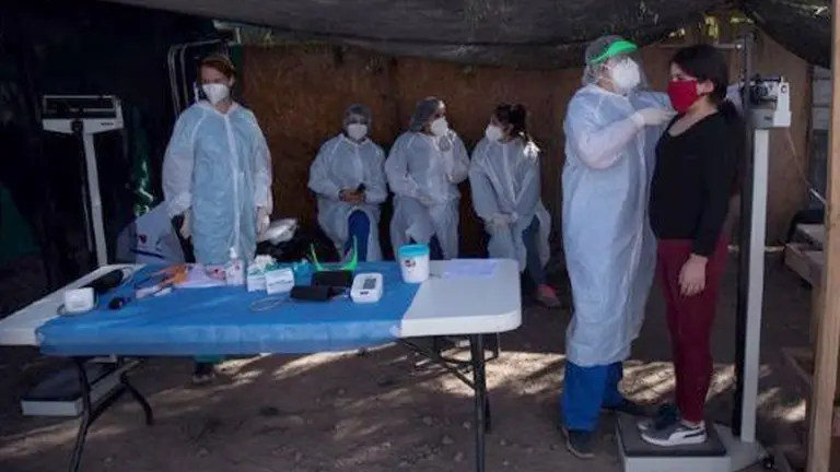 Pacientes con COVID -19 son atendidos en un hospital en Chile. EFE