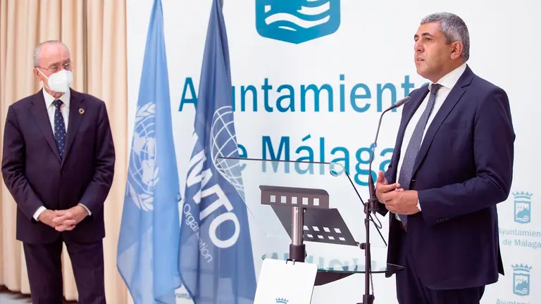 El presidente de la Organización Mundial del Turismo (OMT), Zurab Pololikashvili (d) junto al alcalde de Málaga, Francisco de la Torre, durante la presentación de la aplicación móvil %22World Tourist Identification (WTID)%22. EFE