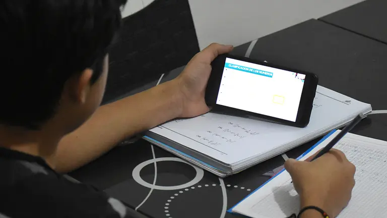 Un estudiante pasa clases a trav&eacute;s del celular. (Dico Sol&iacute;s)