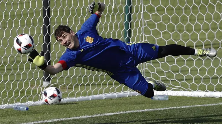 Casillas, en un entrenamiento con la selecci&oacute;n espa&ntilde;ola. EFE