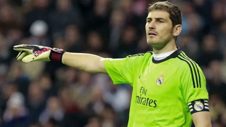 Iker Casillas, en un partido como capit&aacute;n del Real Madrid. ARCHIVO.