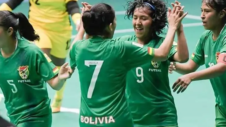 Karla Ticona (9) celebra un gol durante un partido con la Selecci&oacute;n Nacional femenina de futsal. Redes sociales
