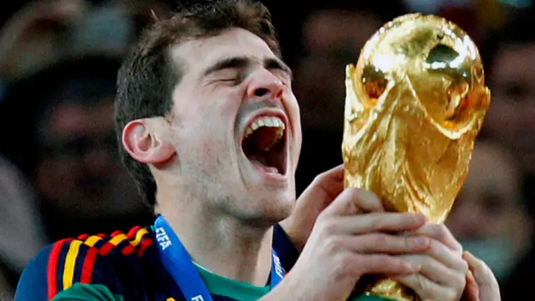 Iker Casillas con el trofeo de la Copa del Mundo de Sudáfrica 2010. ARCHIVO
