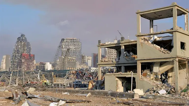 Una vista de los da&ntilde;os en la infraestructura de la ciudad despu&eacute;s de una explosi&oacute;n en el puerto de Beirut, L&iacute;bano,  ayer. EFE