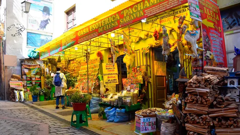Fotografía a un local de venta de ofrendas para la Madre Tierra y plantas medicinales el 4 de agosto de 2020, en el %22Mercado de las Brujas%22, en La Paz (Bolivia). EFE