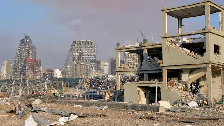 Una vista de los da&ntilde;os en la infraestructura de la ciudad despu&eacute;s de una explosi&oacute;n en el puerto de Beirut, L&iacute;bano. EFE