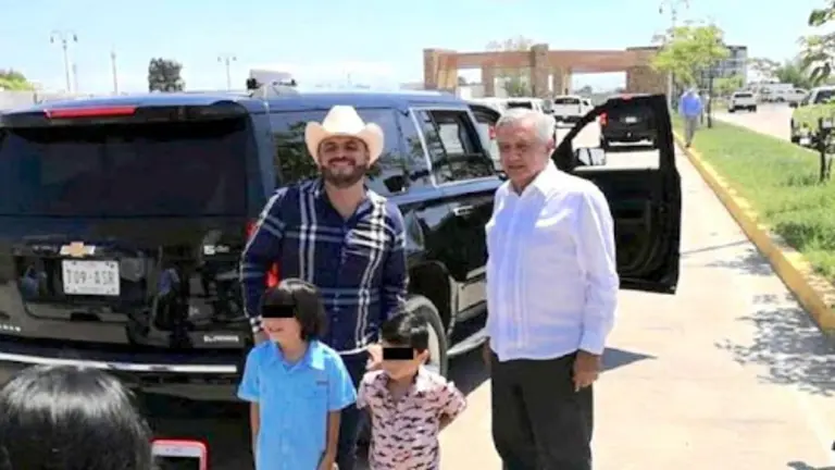 El presidente de m&eacute;xico, Andr&eacute;s Manuel L&oacute;pez Obrador junto al artista de narcocorridos El Komander. PUENTELIBRE.MX