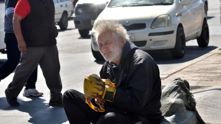 Un indigente en una calle céntrica de Cochabamba. CRÉDITO- Noé Portugal