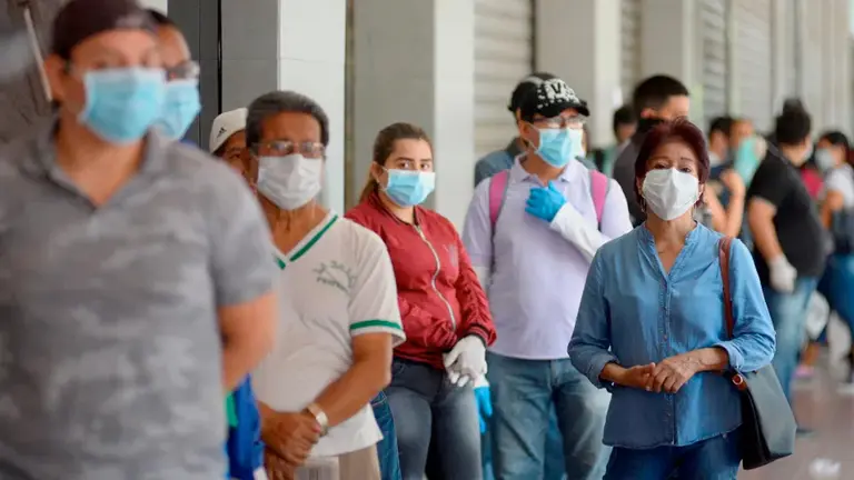 Imagen referencial de personas con barbijo en las calles de Ecuador. EFE