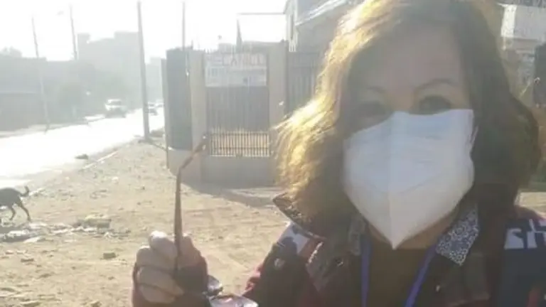 Sonia Escobar, directora del hospital de Arbieto, muestra c&oacute;mo quedaron sus lentes tras la agresi&oacute;n. ATB