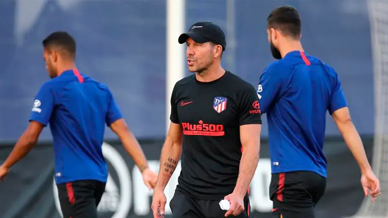 Diego Simeone (c) dirige las pr&aacute;cticas del Atl&eacute;tico Madrid. EFE