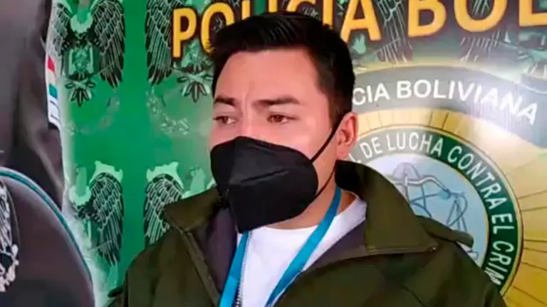 El vocero de la FELCC, Julio Zapata, durante una conferencia de prensa. Archivo
