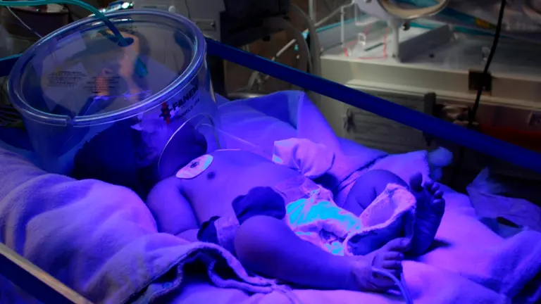 Un beb&eacute; reci&eacute;n nacido en una incubadora