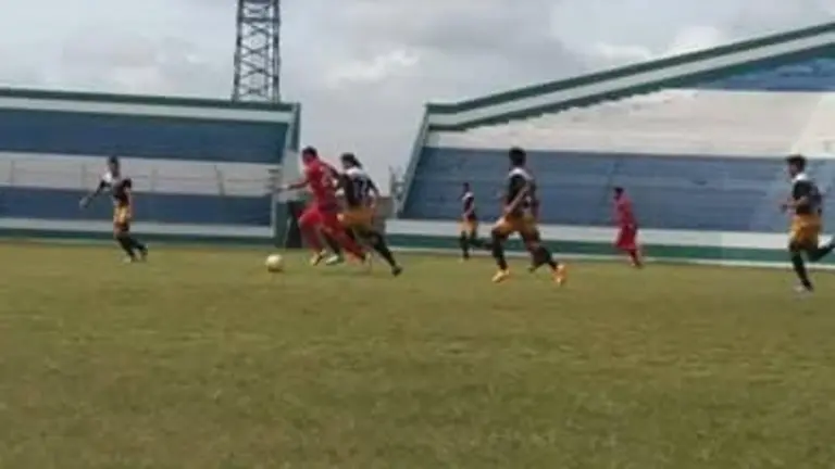 Un partido por el torneo de la Asociaci&oacute;n Cruce&ntilde;a de F&uacute;tbol (ACF). &Aacute;lex Machaca