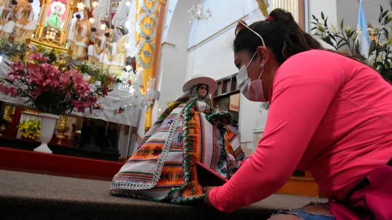 Una devota con la imagen de la Virgen de Urcupi&ntilde;a, en la parroquia de Quillacollo. ARCHIVO