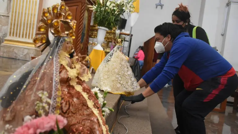 Fieles llegan hasta la parroquia San Ildefonso, en Quillacollo, el a&ntilde;o pasado. Archivo