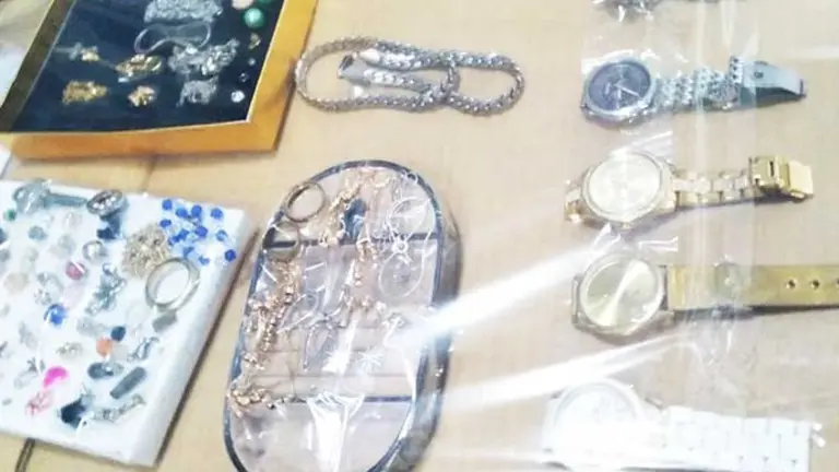 Una imagen referencial de joyas y relojes robados./ Clave 300