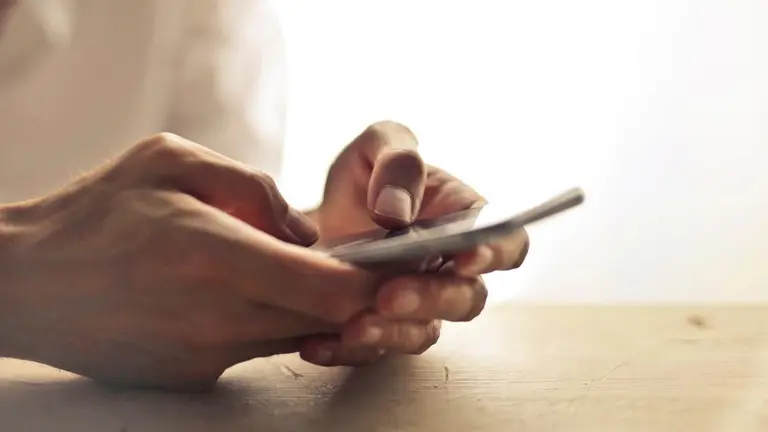 Fotografía ilustrativa de una persona usando su celular. PIXABAY