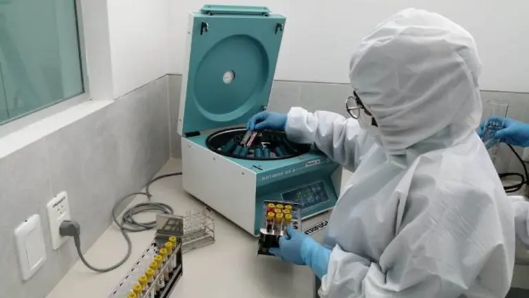 Personal médico procesa pruebas de covid-19, en Bolivia. ABI