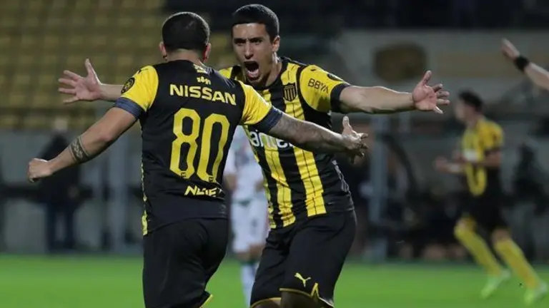 Los jugadores de Pe&ntilde;arol celebran uno de los goles ante el Boston. EFE
