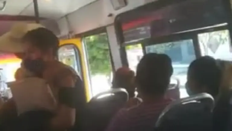 Una imagen del micro "Q", donde no hay respeto del distanciamiento f&iacute;sico. Captura de video Kancha Parlaspa