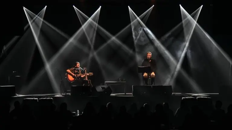 El d&uacute;o de m&uacute;sicos uruguayos Spuntone y Mendaro mientras toca durante uno de los primeros shows en vivo con protocolo sanitario de Uruguay. EFE