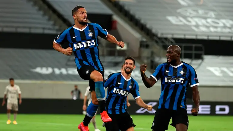 D'Ambrosio (i) celebra el gol que anot&oacute; frente al Shakhtar Donetsk. EFE