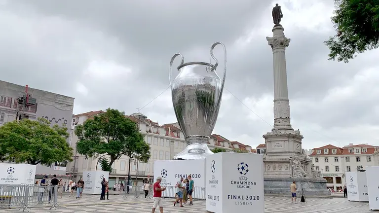 Una copa de Champions gigante en mitad de una plaza vacía. Es el nuevo epicentro de selfis de Lisboa, que encara la recta final de la Liga de Campeones con una tremenda escasez de aficionados por coronavirus. EFE