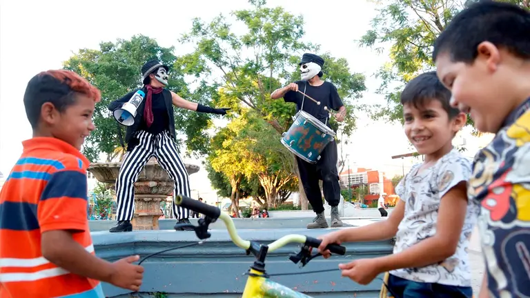 Integrantes del colectivo "Azoteas y si miramos hacia arriba" ofrecen una funci&oacute;n gratuita de teatro y t&iacute;teres en Guadalajara, estado de Jalisco (M&eacute;xico). EFE
