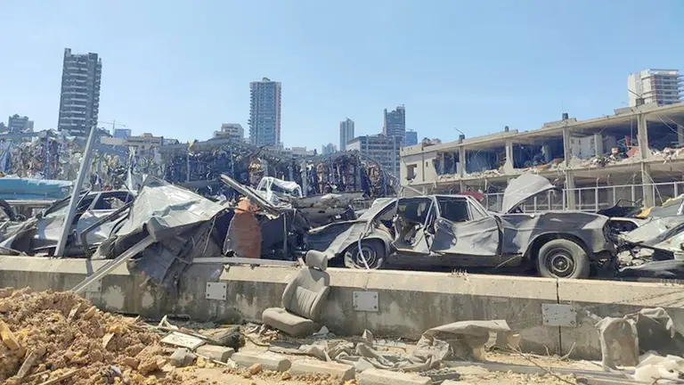Una vista de los da&ntilde;os en la infraestructura de la ciudad despu&eacute;s de una explosi&oacute;n en el puerto de Beirut, L&iacute;bano. EFE