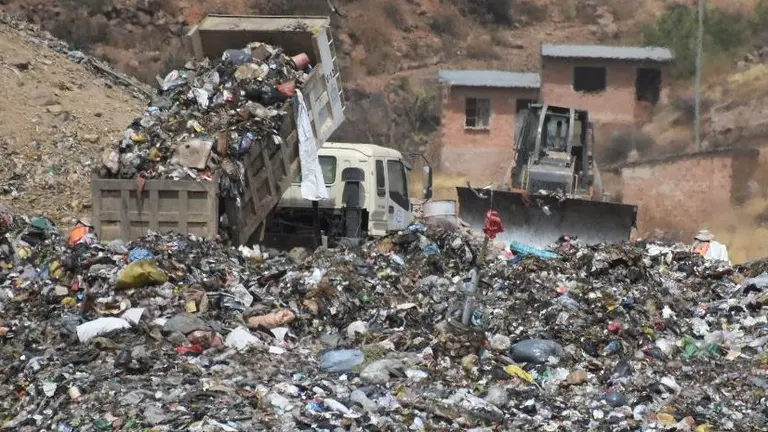 Una imagen de la basura acumulada en Cochababamba, descargada en el botadero de K'ara K'ara. DICO SOL&Iacute;S