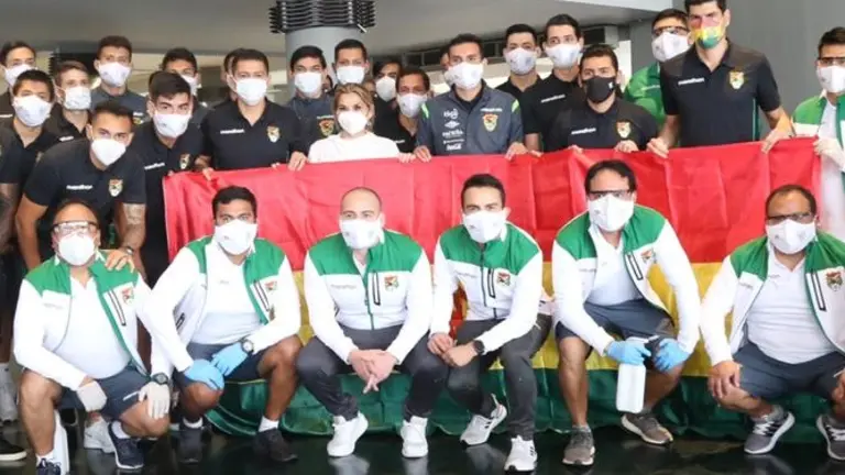 La presidenta de Bolivia, Jeanine &Aacute;&ntilde;ez (c), junto a integrantes de la Selecci&oacute;n Nacional. FBF