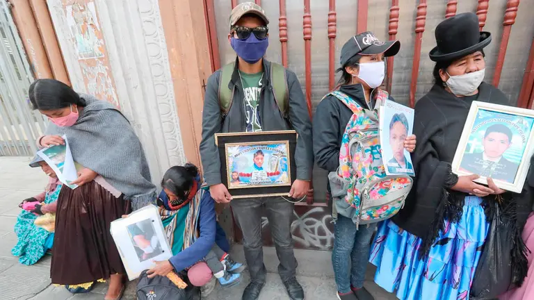 Familiares de los fallecidos en los enfrentamientos en Senkata de El Alto. EFE