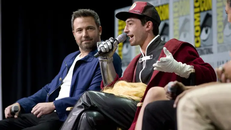 El actor Ben Affleck (i), quien interpreta a Batman, junto a Ezra Miller (d)
