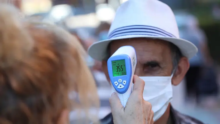Personal m&eacute;dico en Espa&ntilde;a, midiendo temperatura. EFE