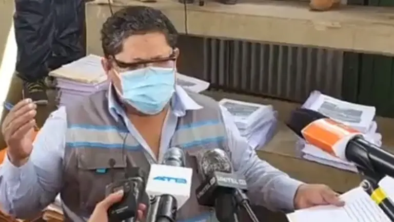 El secretario de gobernabilidad de la Alcald&iacute;a, Edwin Paredes, durante la entrega de los documentos a los "autoconvocados". Captura de video GAMC