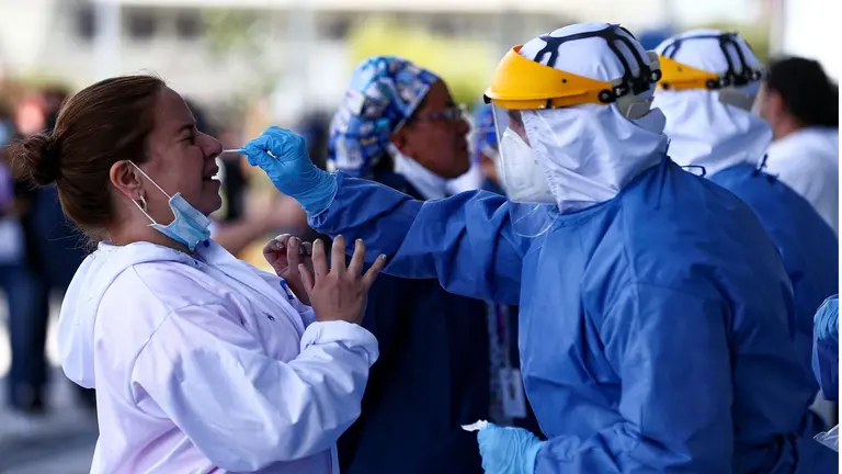 Personal m&eacute;dico ecuatoriano realizando una prueba de PCR. EFE