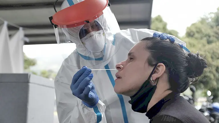 Personal m&eacute;dico realiza una prueba COVID en Costa Rica. ARCHIVO
