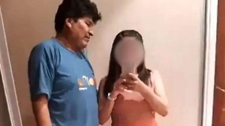 Una de las im&aacute;genes del expresidente junto a la joven. REDES