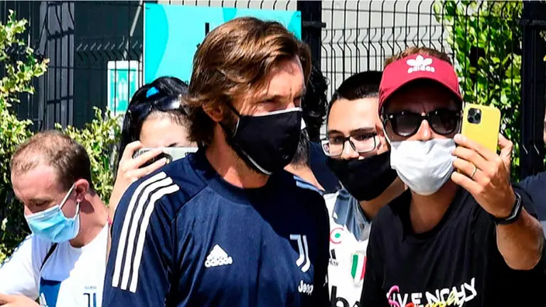 El t&eacute;cnico Andrea Pirlo, con la afici&oacute;n. EFE