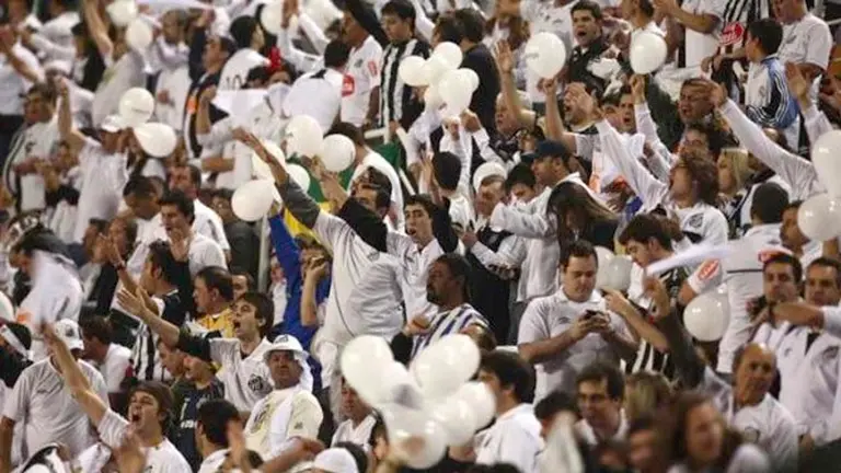 Pese la violencia los hinchas visitantes pudieron festejar el triunfo del Santos. EFE