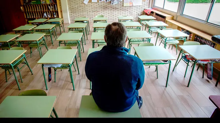 Imagen referencial de un profesor en una clase vac&iacute;a. EFE