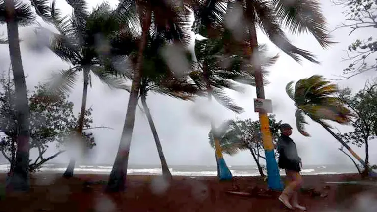 Miles evacuan en EEUU ante el "catastrófico" impacto del huracán Laura. EFE