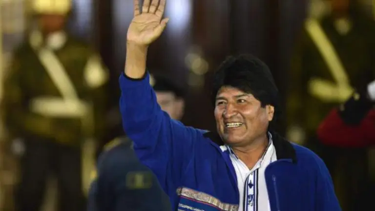 El expresidente Evo Morales saluda.   Tomada de Oxigenobo